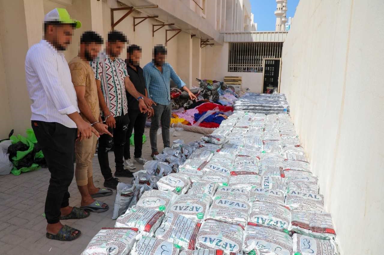 شرطة العاصمة: القبض على 5 آسيويين إثر قيامهم بحيازة وبيع مواد التبغ الممنوع تداولها (تمباك)<